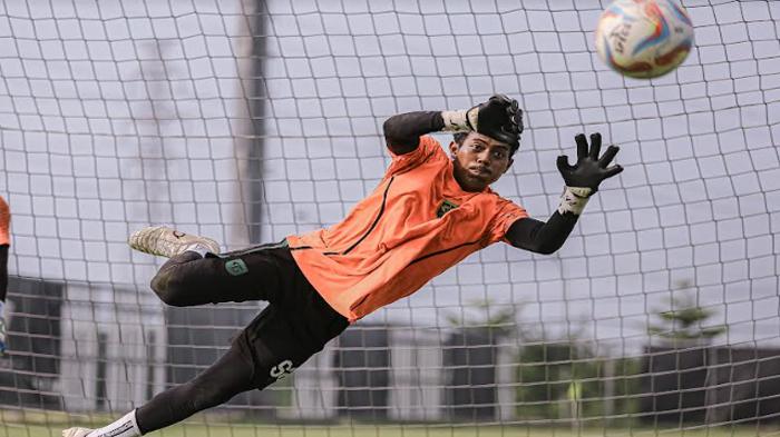 Andhika-Ramadhani-kiper-Persebaya-Surabaya-saat-menjalani-latihan.jpg