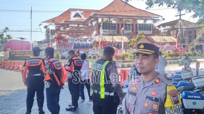 Anggota-Polres-saat-mengamankan-pelantikan-anggota-DPRD-Situbondo.jpg