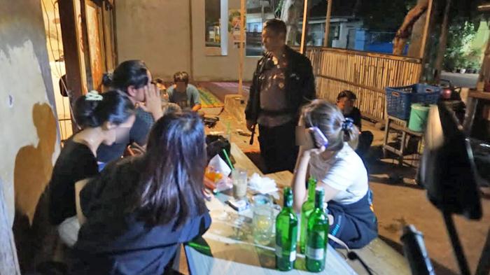 Anggota-Polsek-Mojoroto-saat-melakukan-patroli-di-sebuah-angkringan.jpg