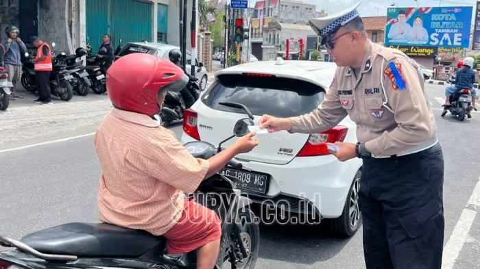 Anggota-Satlantas-Polres-Blitar-Kota-membagikan-stiker.jpg