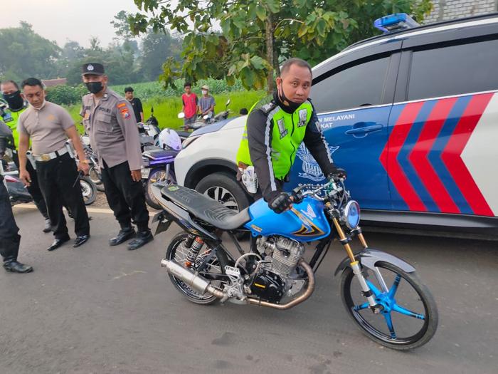 Anggota-Satlantas-Polres-Tuban-membubarkan-aksi-balap-liar.jpg