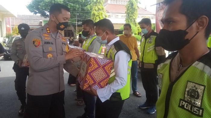 Anggota-supeltas-dapat-THR-dari-Kapolres-Situbondo.jpg