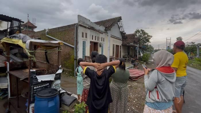 Angin Puting Beliung Terjang Jogoroto Jombang, Belasan Rumah Rusak dan Satu Warung Roboh