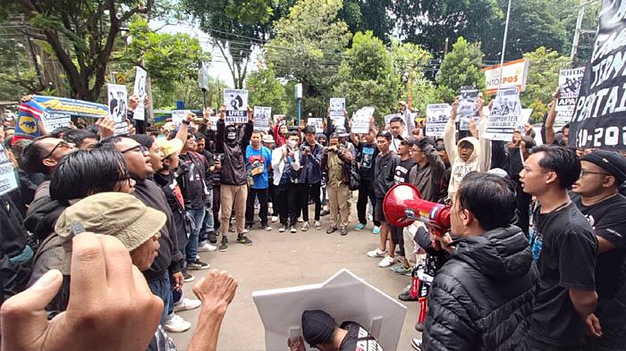 Aremania-kirim-ratusan-surat-untuk-Presiden-Joko-Widodo-terkait-tragedi-Kanjuruhan-17112022.jpg