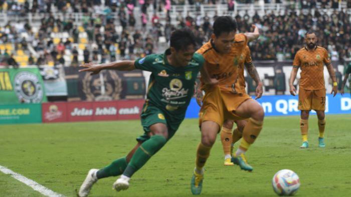 Arief-Catur-Pamungkas-saat-berebut-bola-dengan-Witan-Sulaeman.jpg