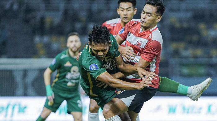 Arief-Catur-Pamungkas-saat-berebut-bola-di-laga-Persebaya-vs-MAdura-United.jpg