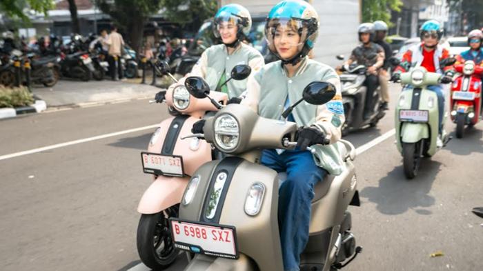 Artis-Indonesia-Azizi-Asadel-Zee-saat-riding-naik.jpg