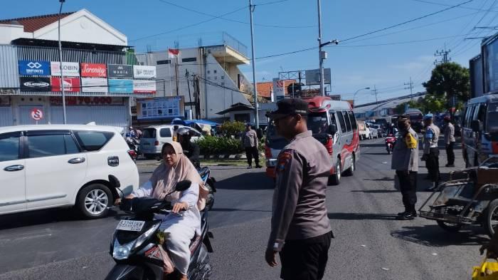 Arus-Mudik-Lokal-H2-Lebaran-Lalu-Lintas-Babat-Lamongan-Padat-di-Simpang-Tugu-Wingko.jpg
