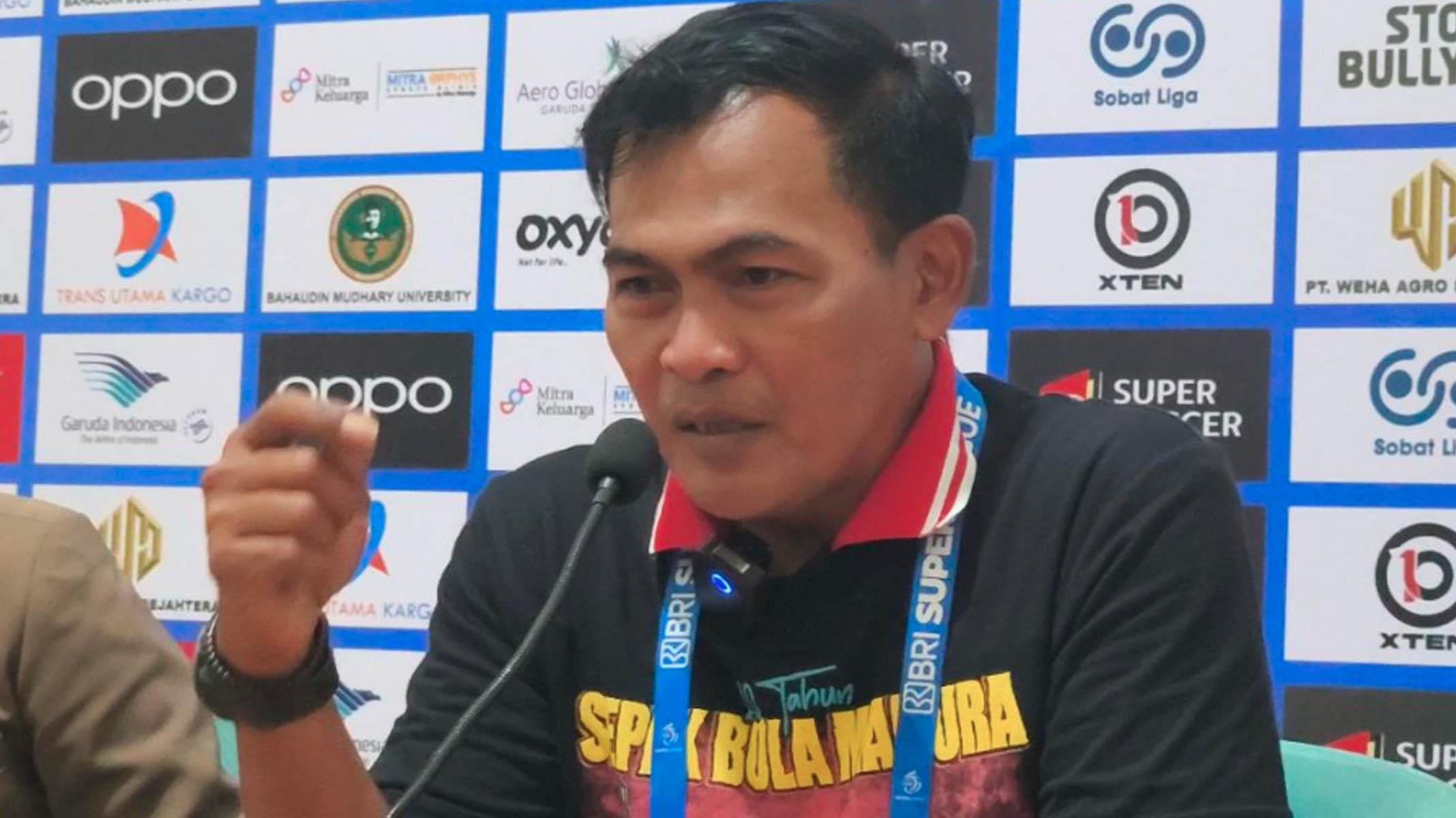 Asisten-pelatih-Madura-United-Rakhmat-Basuki-PIldun.jpg