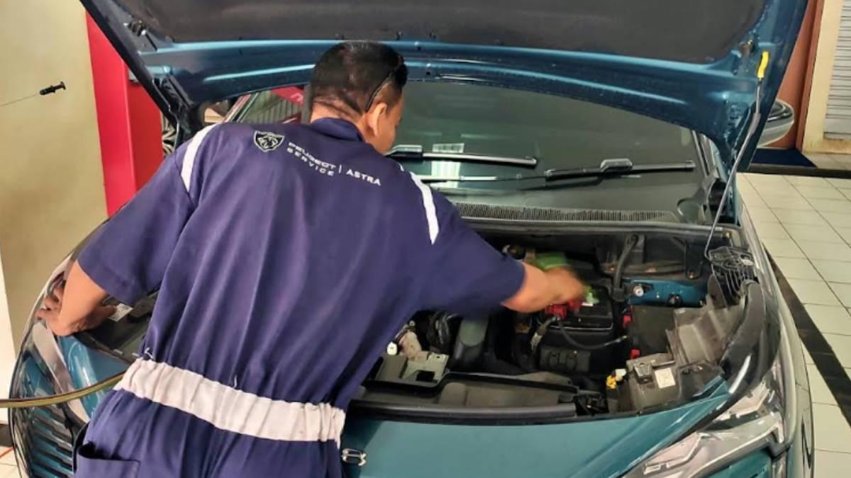 Astra-Peugeot-Surabaya-periksa-aki.jpg