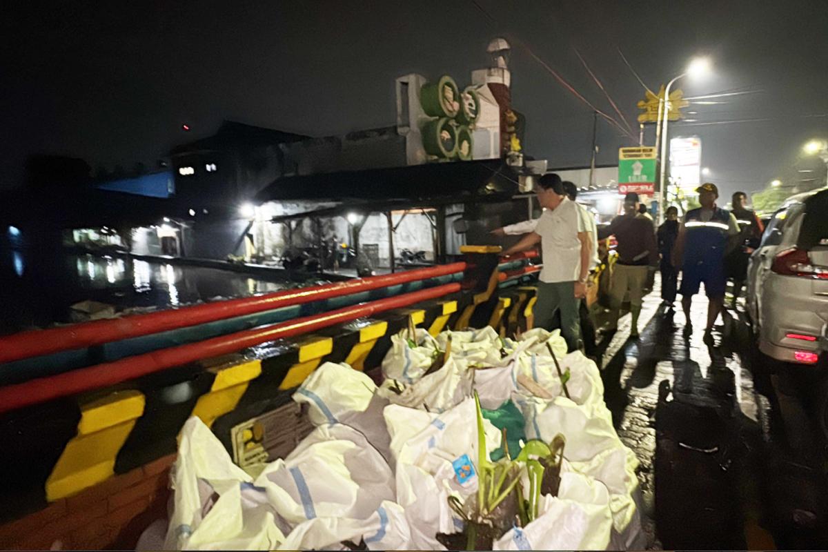 BANJIR-Bupati-Sidoarjo-Subandi-saat-memantau-banjir-di-Sidokare.jpg