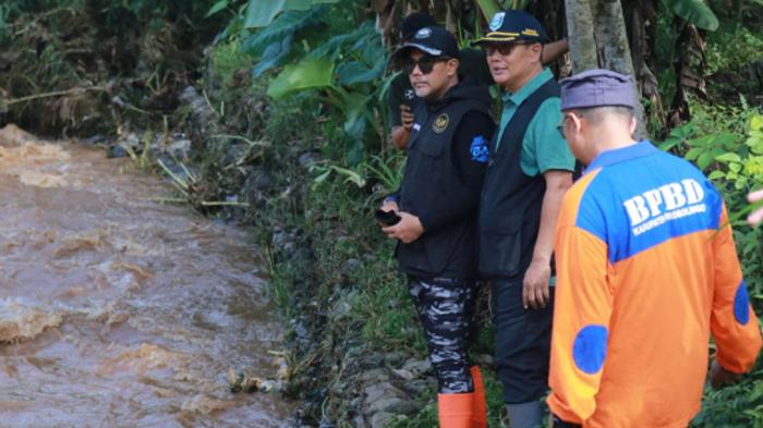BANJIR-PROBOLINGGO-Bupati-Probolinggo-Gus-Haris-saat-meninjau-jemb.jpg