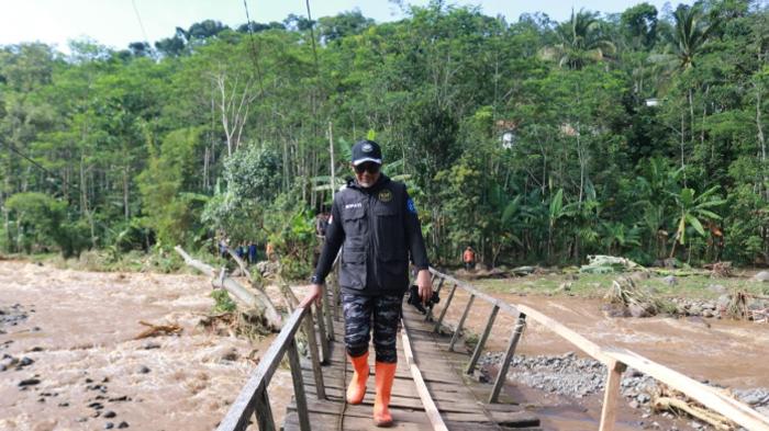 BANJIR-PROBOLINGGO-Bupati-Probolinggo-Gus-Haris-saat-meninjau-jembatan-y.jpg