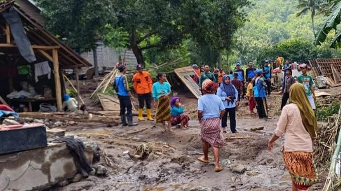 BPBD dan Dinsos Situbondo Dirikan Dapur Umum untuk Warga Desa Kendit yang Terdampak Bencana Banjir