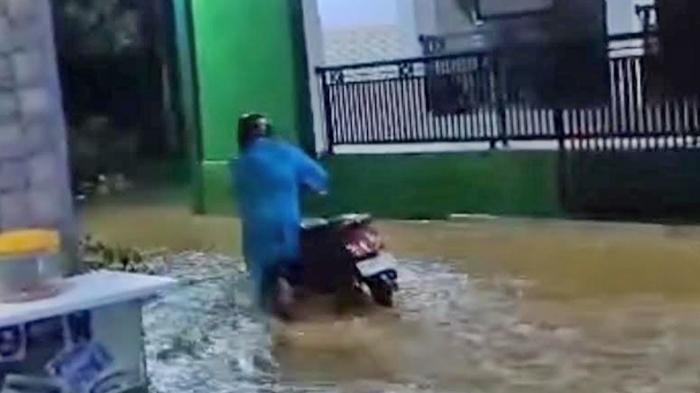 Cuaca Ekstrem, Ratusan KK di Trenggalek Terdampak Banjir, Longsor, hingga Pohon Tumbang