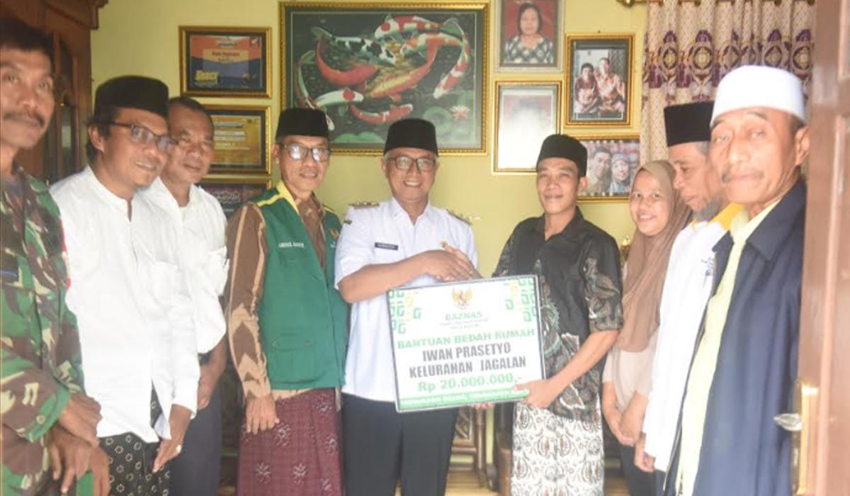 Wawali Gus Qowim Serahkan Bantuan Bedah Rumah untuk Warga Jagalan Kota Kediri