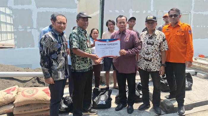 BANTUAN-BPBD-Jatim-bersama-anggota-Komisi-E-DPRD-Jatim-Rasiyo-men.jpg