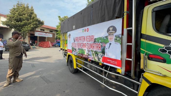 Pemkab Kediri Kirim 6 Truk Bantuan Logistik untuk Warga Terdampak Banjir Sumatera