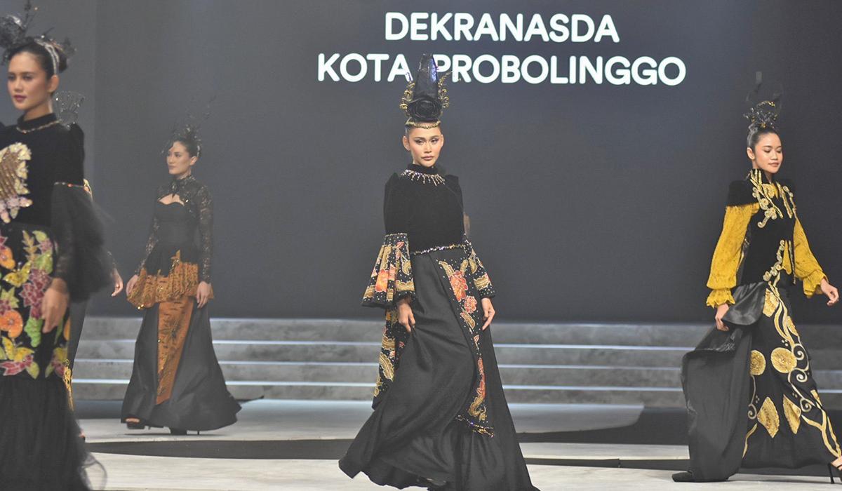 Dekranasda Kota Probolinggo Bawa Batik Probolinggo Bertema Laut di Surabaya Fashion Parade 2025