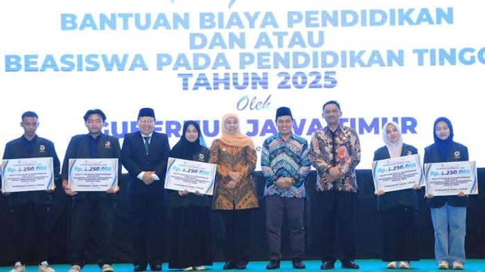 Serahkan Beasiswa bagi 141 Mahasiswa ITS dan Uinsa, Gubernur Khofifah: Upaya Wujudkan Jatim Cerdas