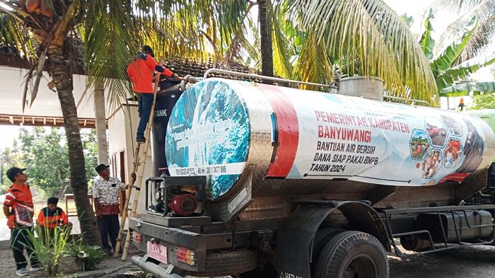 BPBD-Banyuwangi-menyalurkan-air-bersih.jpg