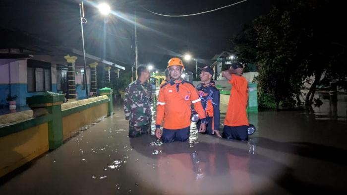 BPBD-Kabupaten-Madiun-bersama-pihak-berwajib-memantau-banjir.jpg