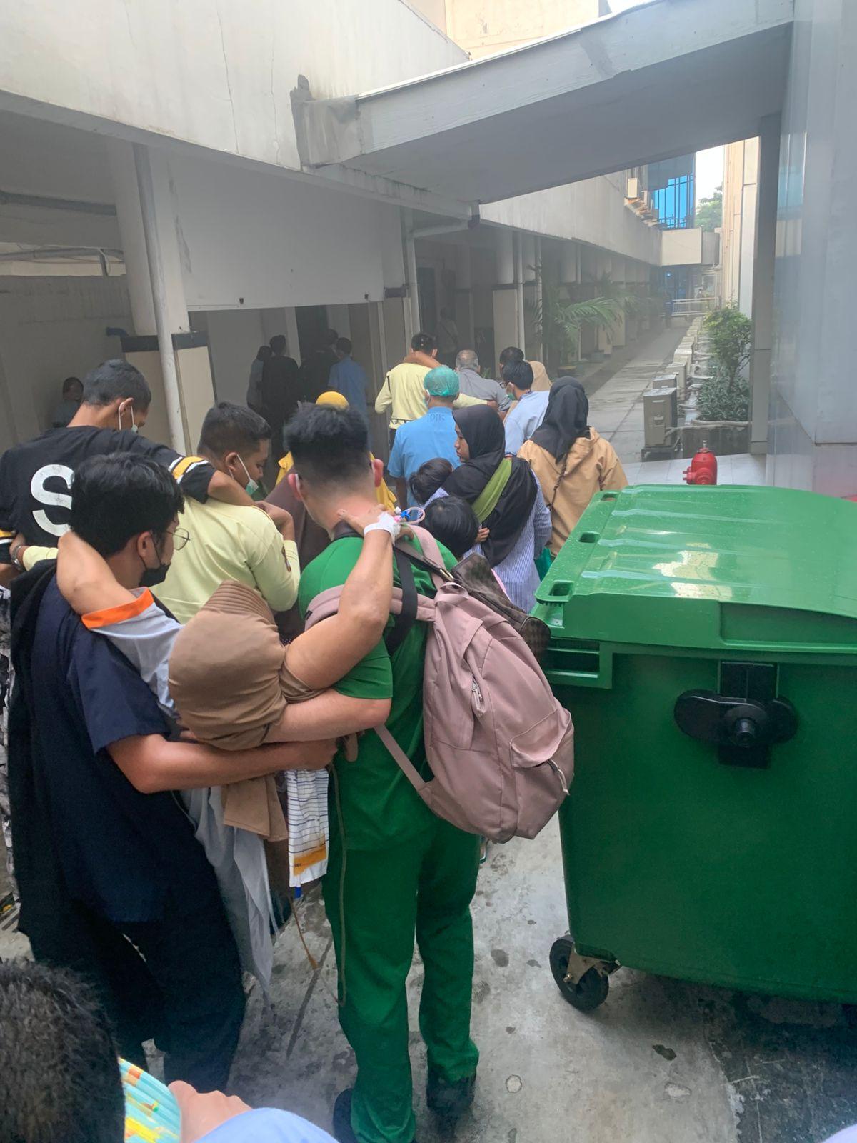 BREAKING NEWS: Gedung PPJT RSUD dr Soetomo Surabaya Kebakaran, Pasien Dievakuasi