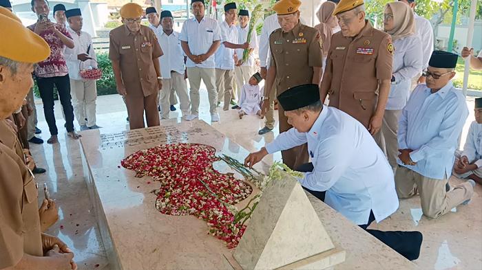 Bambang-Haryo-Soekartono-berziarah-ke-makam-WR-Soepratman-di-Surabaya.jpg