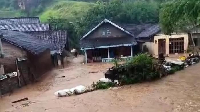 Banjir-melanda-Dusun-Tiron-Desa-Tiron-Kecamatan-Banyakan-Kabupaten-Kediri.jpg