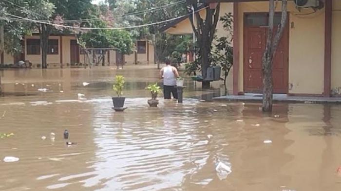 Banjir Situbondo Rendam Lahan Pertanian Hingga Fasilitas Umum, Siswa SMKN 1 Kendit Belajar Daring