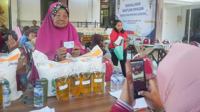 Bantuan Pangan Beras dan Minyak Goreng di Kota Mojokerto Tersalurkan 100 Persen, Sasar 14.507 KK