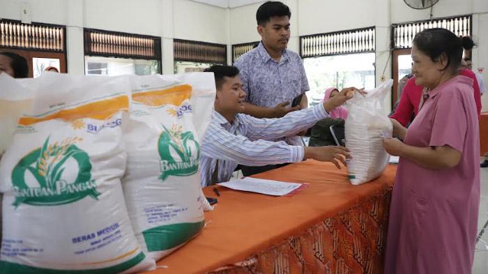 Pemkot Surabaya Mulai Salurkan Beras untuk 69.667 Warga, Strategi Mencegah Harga Terus Naik