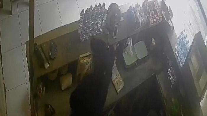 Pesan Segelas Es Teh, Pengunjung Warkop di Surabaya Ini Embat HP Penjaga yang Tergeletak di Meja