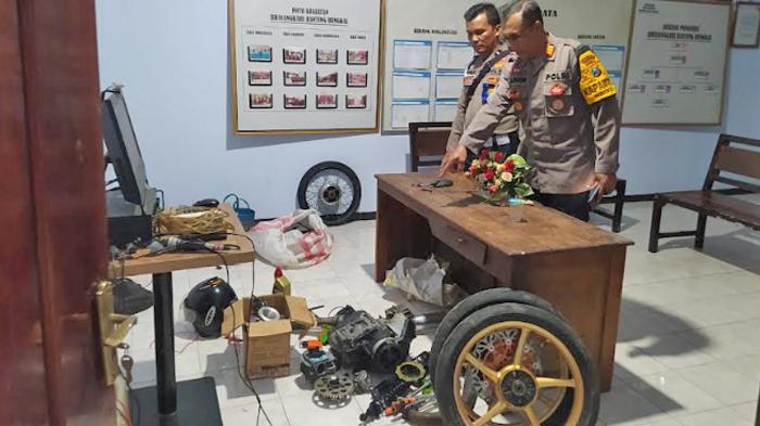 Barang-bukti-yang-disembunyikan-di-gudang-kosong-di-Bungkal-Ponorogo.jpg
