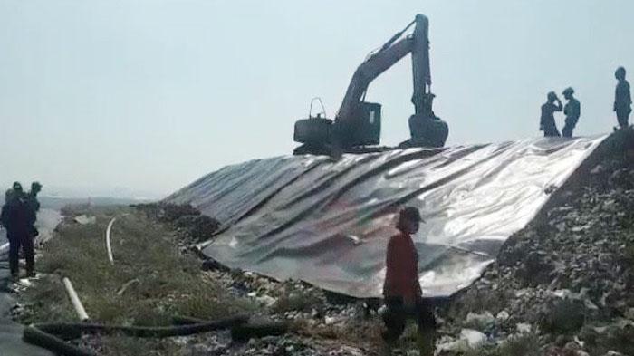 Bau-sampah-di-TPA-Benowo-Surabaya-ditutup-geomembran.jpg