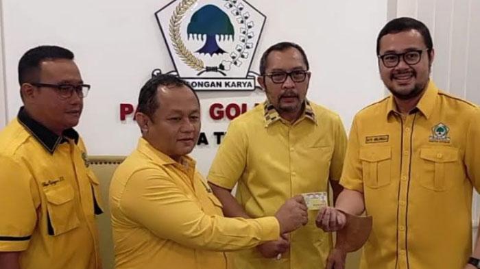 Bayu-Airlangga-kanan-saat-berfoto-bersama-petinggi-DPD-Partai-Golkar-Jatim.jpg