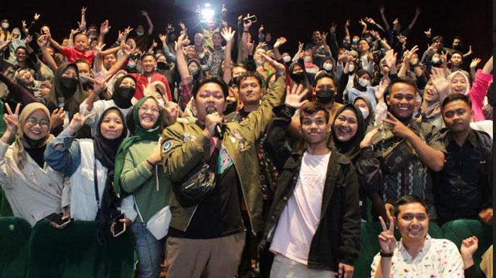 Bayu-Skak-tengah-menyapa-penonton-di-Cinema-XXI-Gressmall.jpg