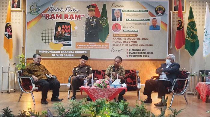Lewat Bedah Buku di Universitas Kadiri, Kejari Bangil Semangati Mahasiswa Perang Melawan Korupsi
