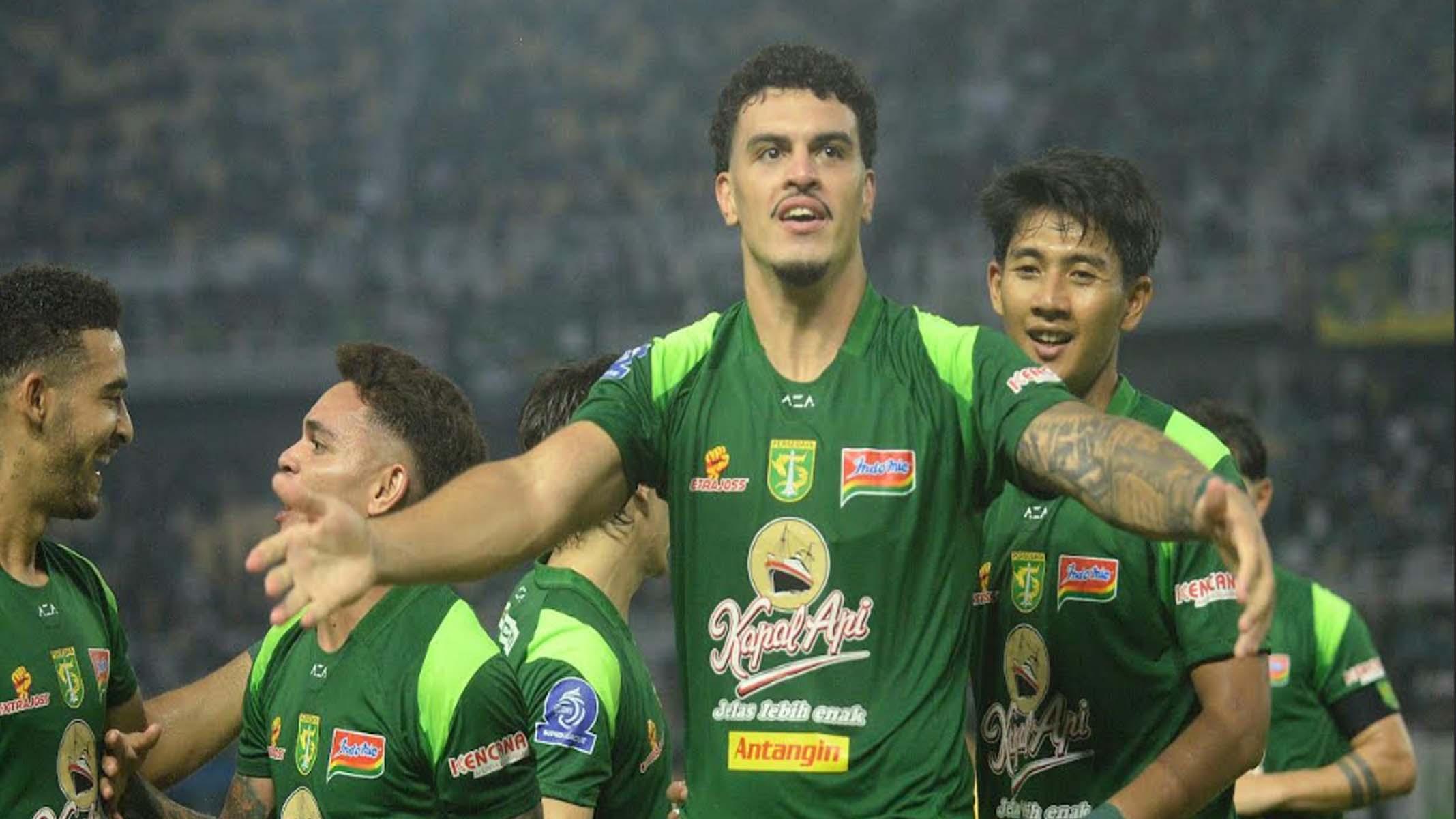 Bek-Persebaya-Gustavo-Fernandes-PAMIT.jpg
