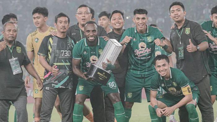 Bek-Persebaya-Surabaya-Yohanes-Kandaimu-saat-mengangkat-piala.jpg