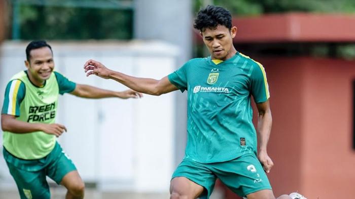Bek-sayap-kanan-Persebaya-Arief-Catur-Pamungkas-menjalani-l.jpg