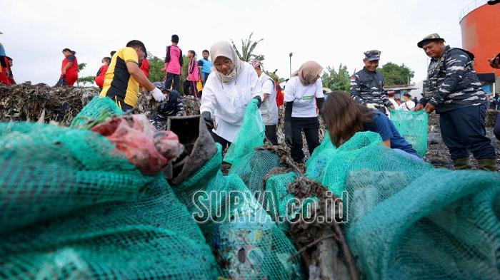 Kembali Kolaborasi Bareng Sungai Watch, Banyuwangi Bersihkan Sampah Plastik Pantai Tratas
