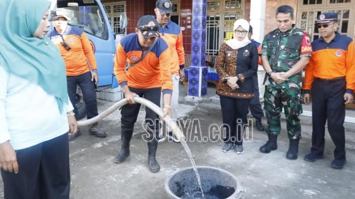 Dropping Air Bersih Bersama Baznas, Bupati Blitar Mak Rini Ajak Warga Bijak Gunakan Air