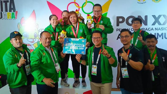 Boling-Jatim-nomor-tim-4-putri-saat-menerima-medali-emas-Pekan-M-Ali-Afandi.jpg