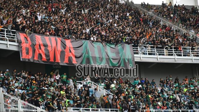 Bonek-dan-The-Jak-Mania-mesra-di-Stadion-GBT.jpg