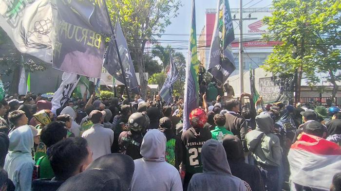 Bonek-geruduk-kantor-Indosiar-Surabaya-982022.jpg