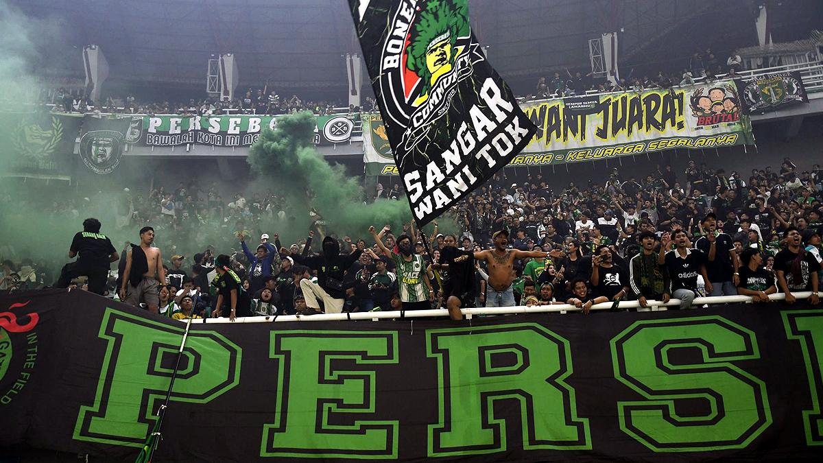Bonek-saat-memberi-dukungan-pada-Persebaya-di-Stadion-GBT.jpg