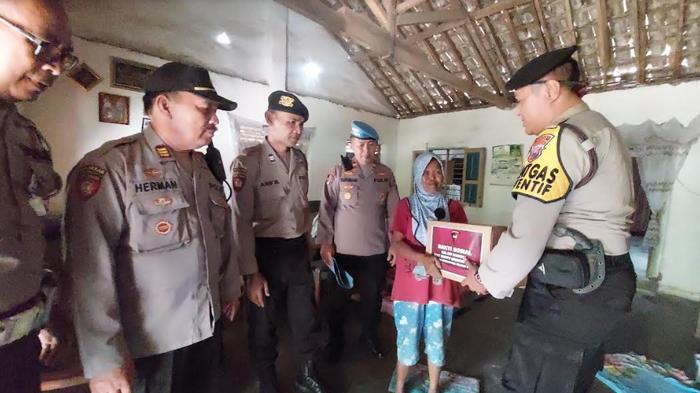 Brimob-Nusantara-yang-berdinas-di-Polres-Kediri-mengadakan-kegiatan-bakti-sosial.jpg