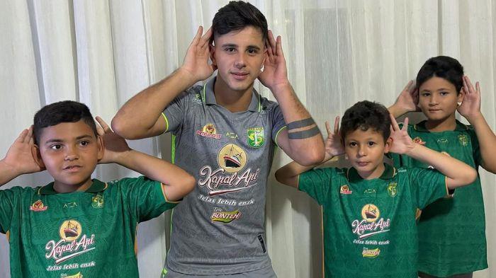 Bruno-Moreira-membagikan-jersey-Persebaya-ke-sepupunya.jpg