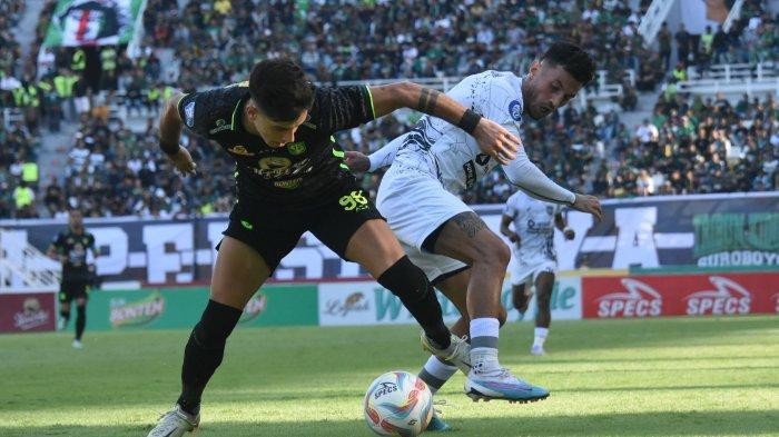Bruno-Moreira-saat-berebut-bola-dengan-Stefano-Lilipaly-di-laga-Persebaya-Surabaya-vs-Borneo-FC.jpg